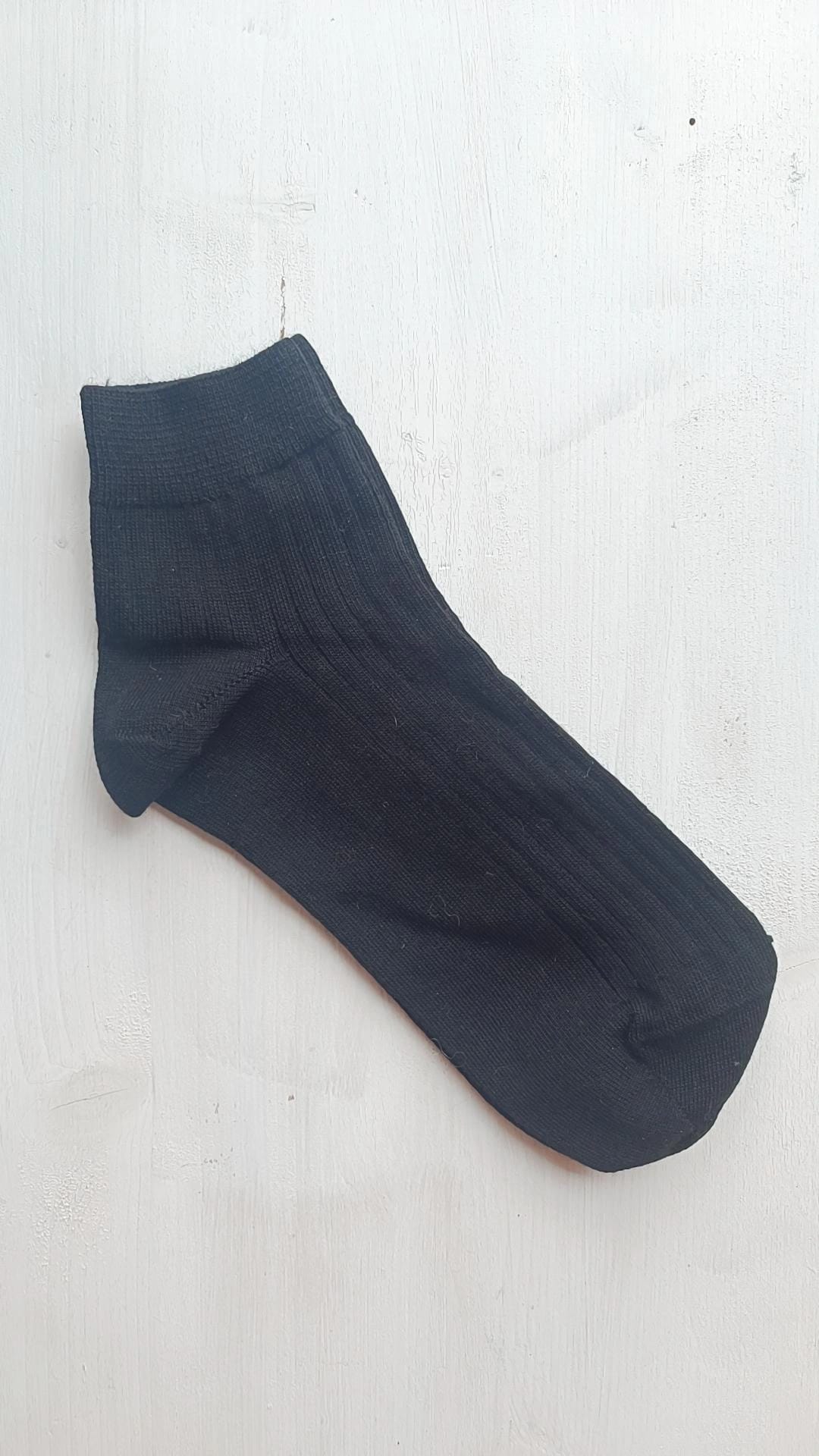 Schwarze Sneaker Socken aus Schafschurwolle – dünn, atmungsaktiv und temperaturausgleichend
