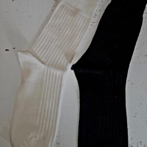 Dünne Wollsocken aus 98 % Schafschurwolle in Weiß und Schwarz – atmungsaktiv, temperaturausgleichend und angenehm leicht
